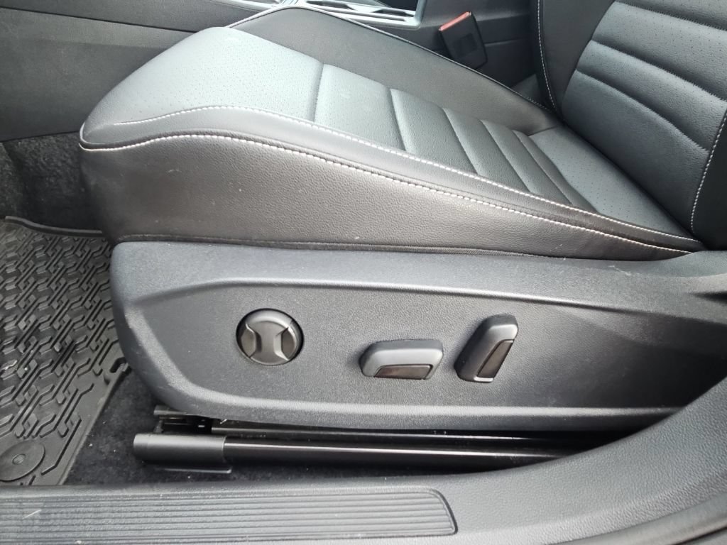 Used 2022 Volkswagen Jetta SE w/ Panoramic Sunroof Package FWD image 22
