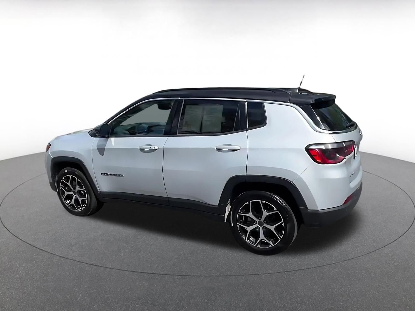 Used 2025 Jeep Compass Limited image 10