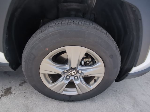 Used 2025 Toyota RAV4 XLE AWD/4WD image 33