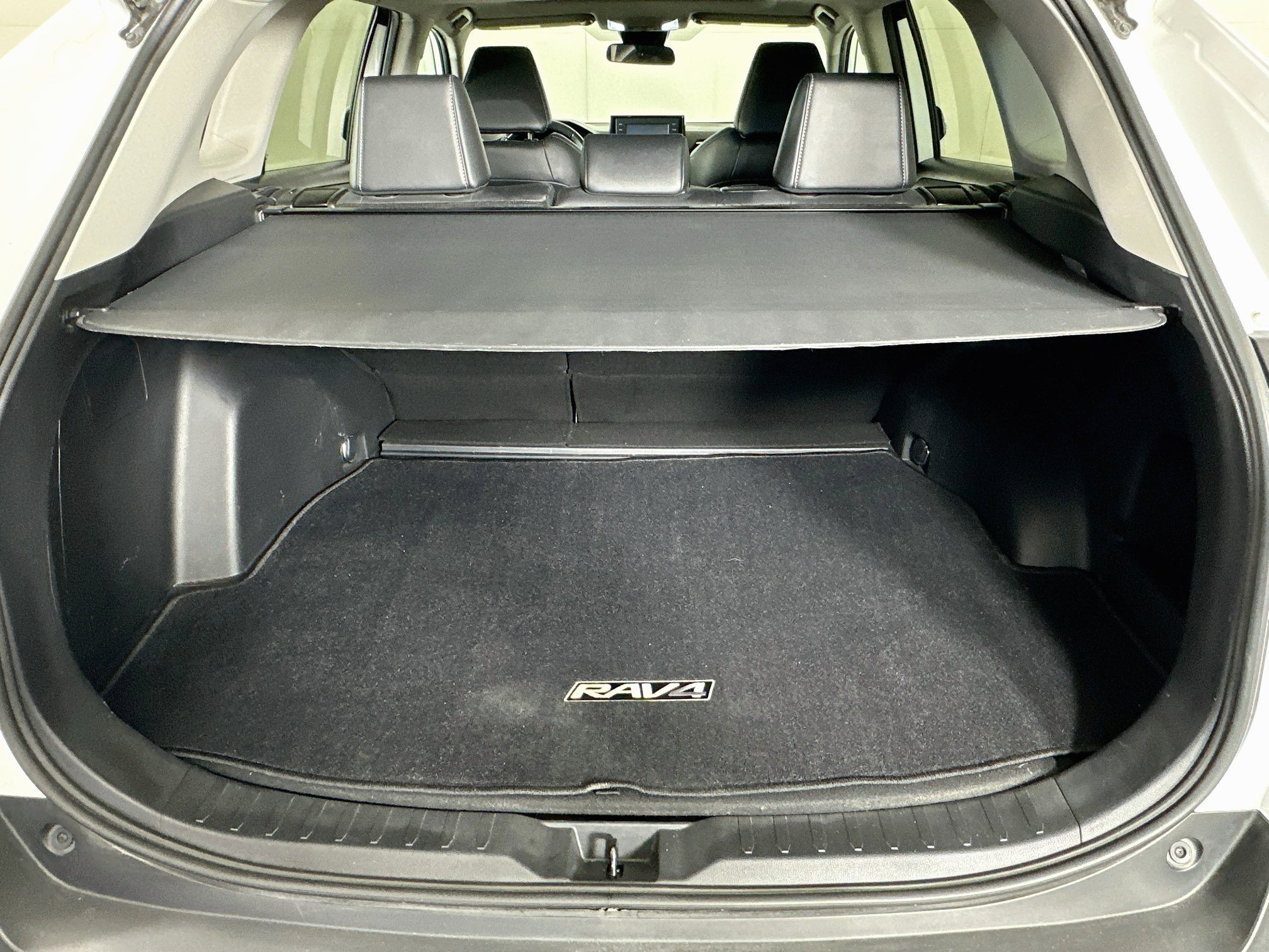Used 2020 Toyota RAV4 XLE Premium w/ Carpet Mat Package FWD image 29