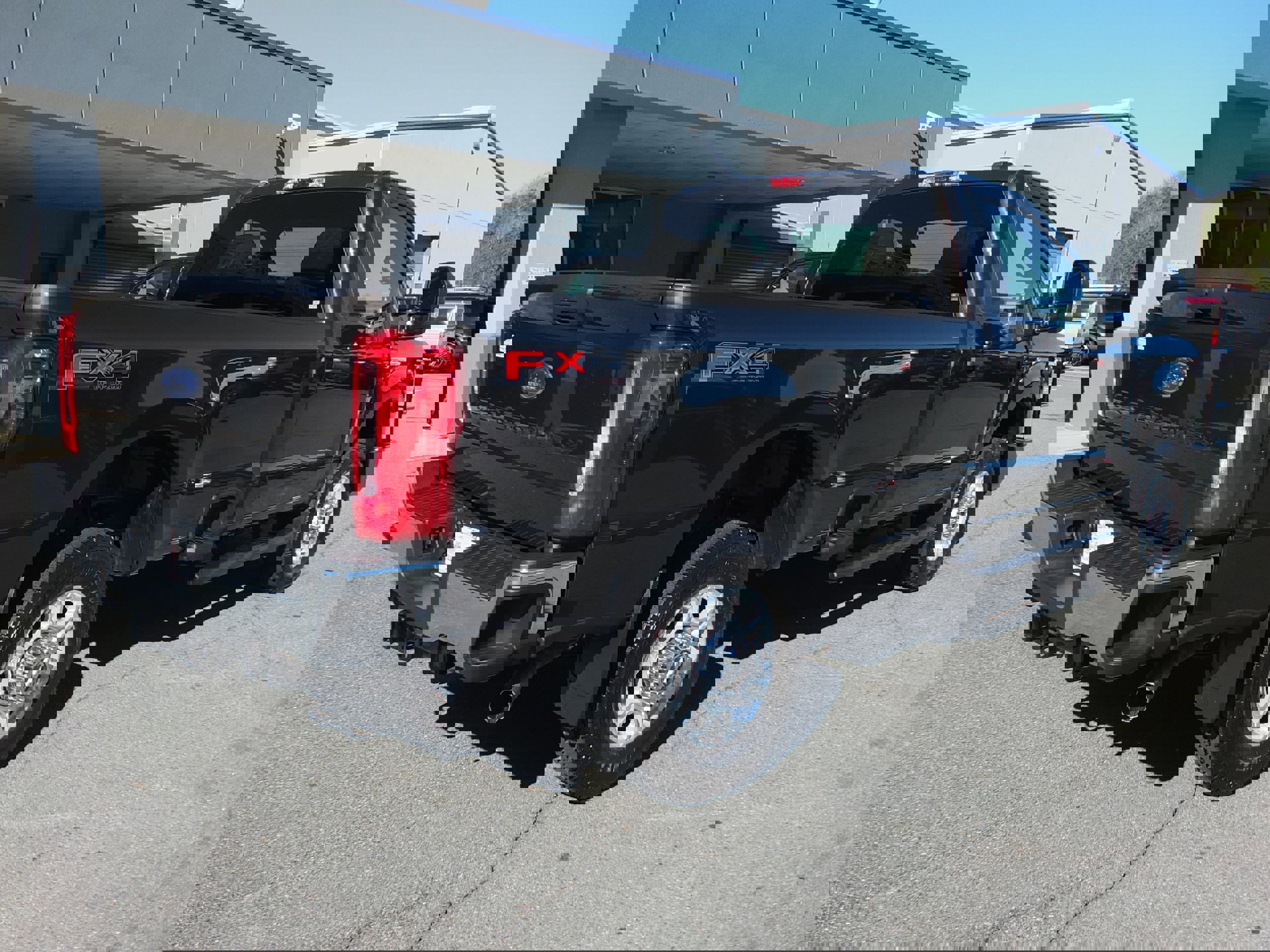 Used 2025 Ford F350 XLT image 3