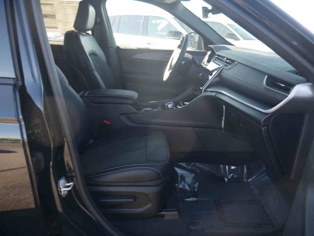 New 2025 Jeep Grand Cherokee Altitude image 24