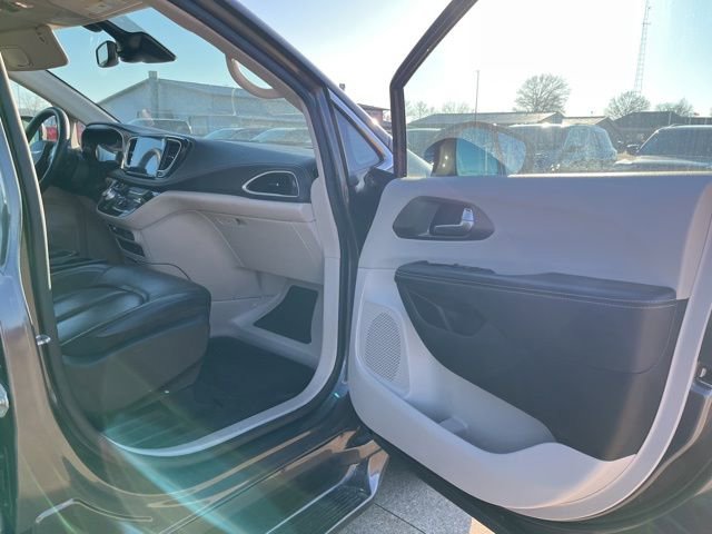 Used 2022 Chrysler Pacifica Touring-L image 17