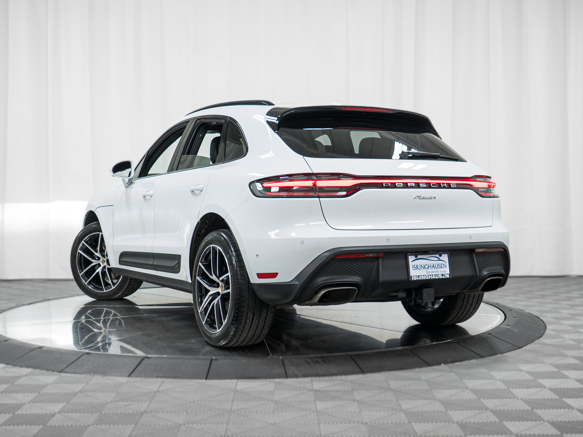 Certified 2023 Porsche Macan AWD/4WD image 34