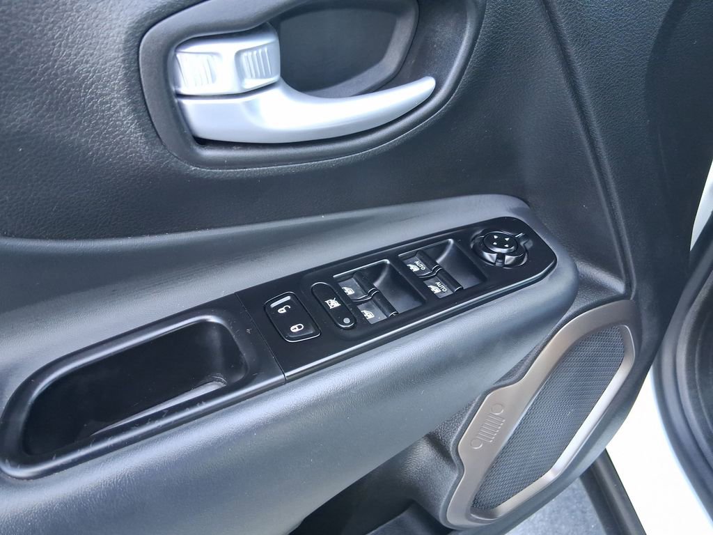 Used 2023 Jeep Renegade Latitude AWD/4WD image 18