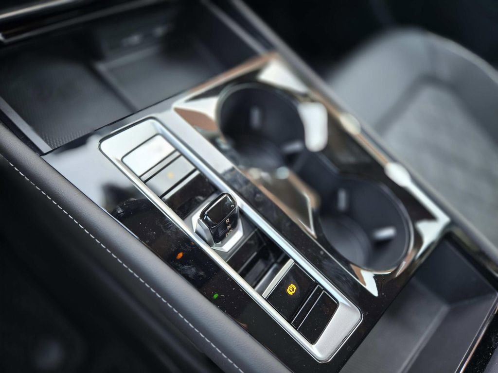 Used 2024 Volkswagen Atlas SEL Premium R-Line image 32