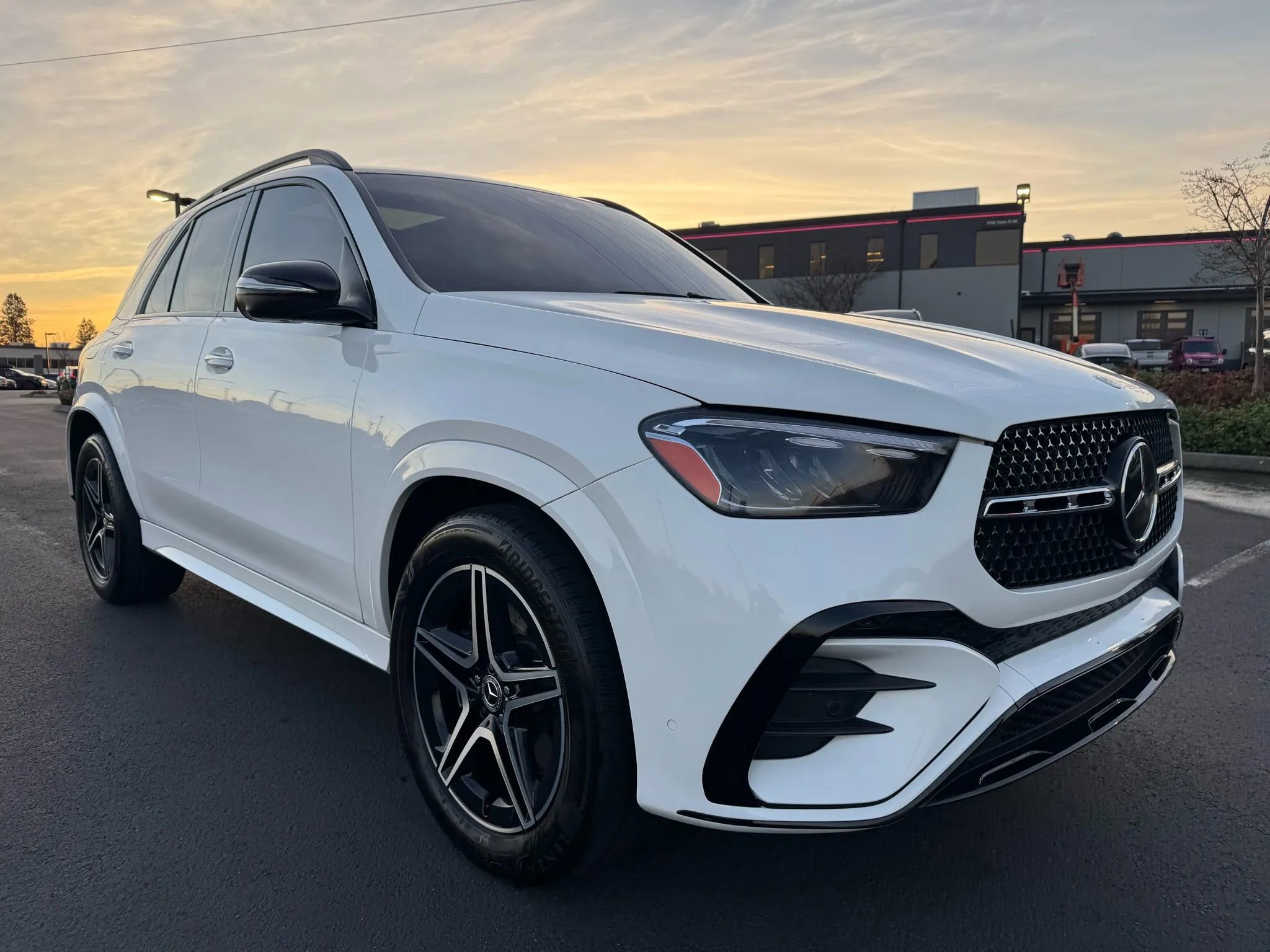 Used 2025 Mercedes-Benz GLE 450e 4MATIC w/ AMG Line Exterior image 2