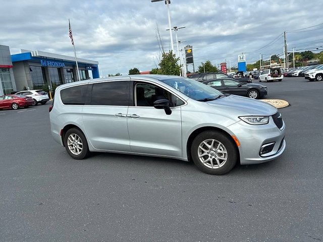 Used 2024 Chrysler Pacifica Touring-L FWD image 4
