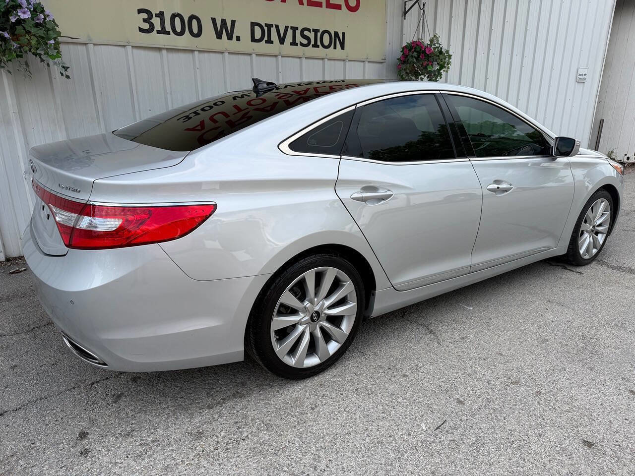 Used 2014 Hyundai Azera Limited w/ Option Group 02 FWD image 9