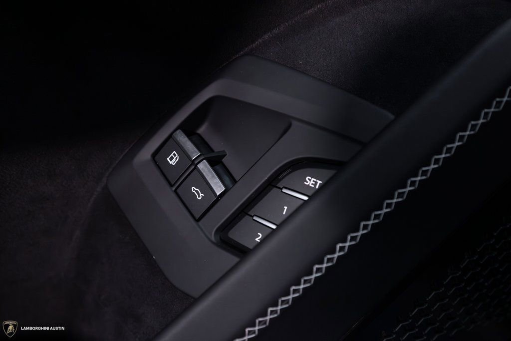 Used 2025 Lamborghini Urus Performante AWD/4WD image 24