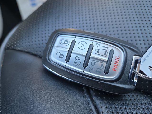 Used 2018 Chrysler Pacifica Limited image 30