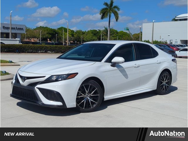 Used 2024 Toyota Camry SE image 1