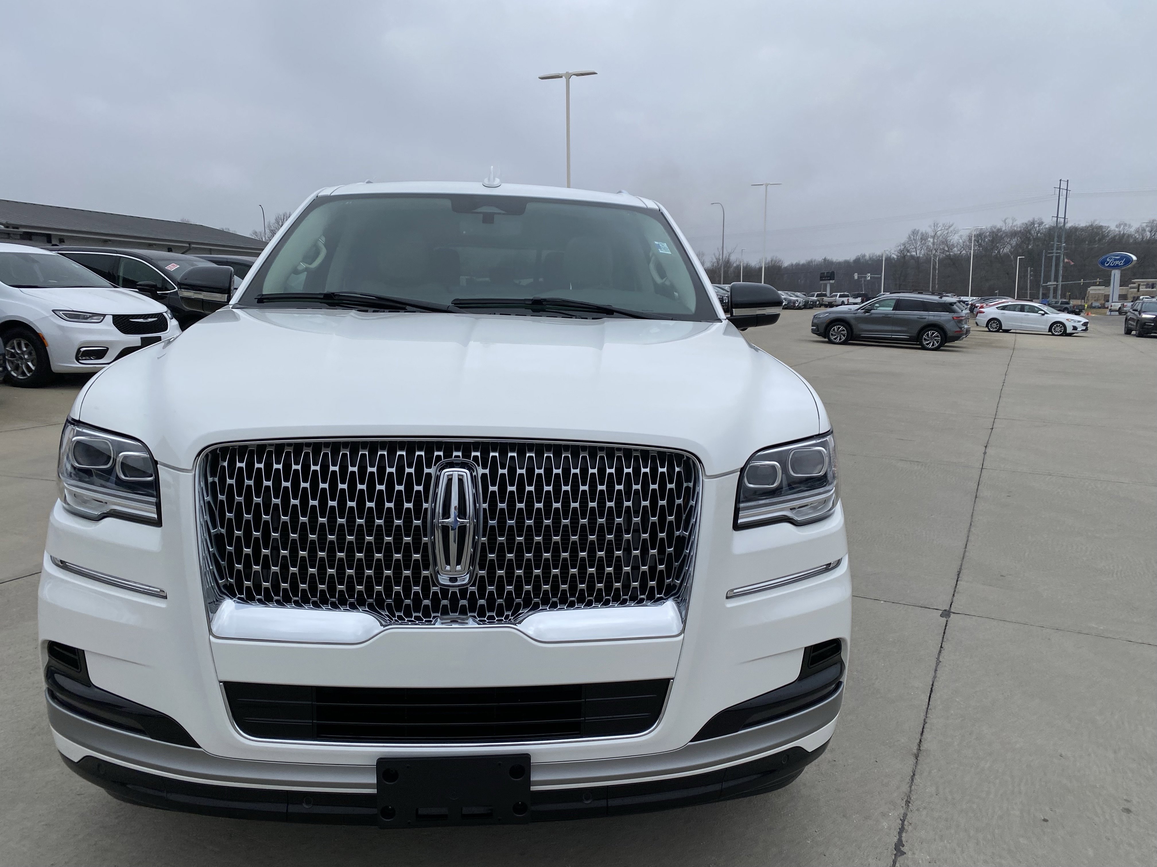Used 2024 Lincoln Navigator Premiere image 2
