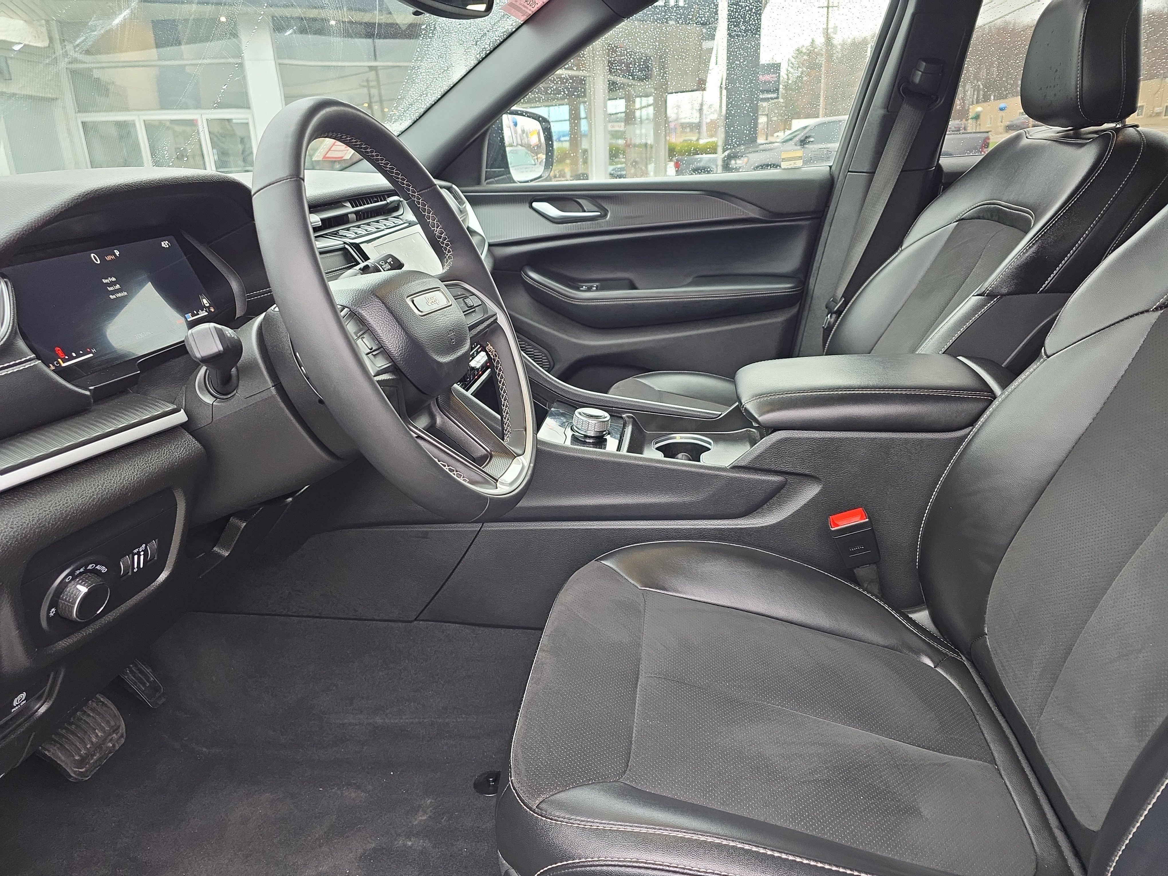 Used 2024 Jeep Grand Cherokee Altitude AWD/4WD image 12