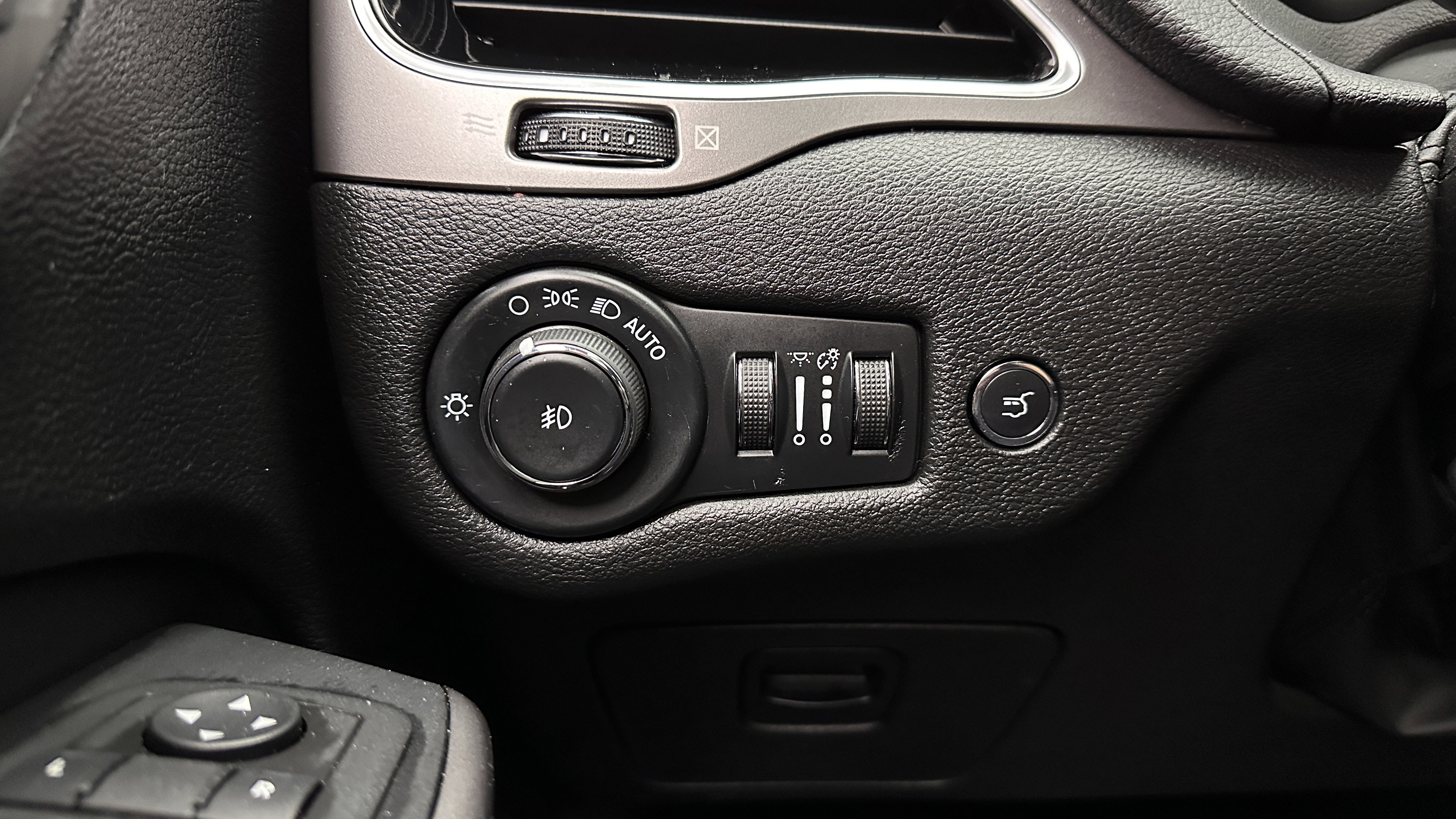 Used 2021 Jeep Cherokee Limited FWD image 24