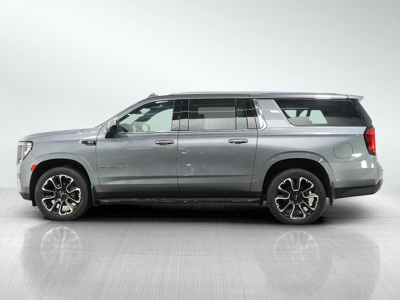 Used 2022 GMC Yukon XL SLE AWD/4WD image 2