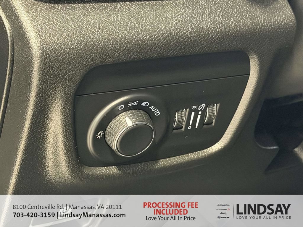 Used 2023 Jeep Grand Cherokee Laredo w/ Luxury Tech Group I AWD/4WD image 32