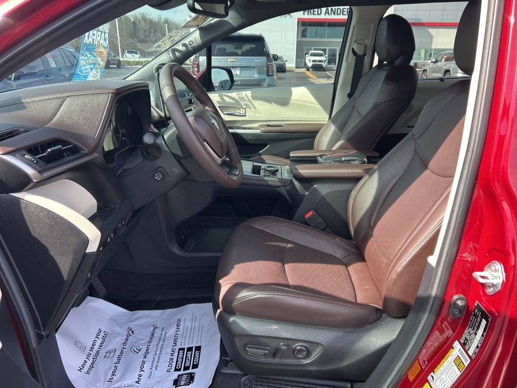 Used 2024 Toyota Sienna Platinum image 2