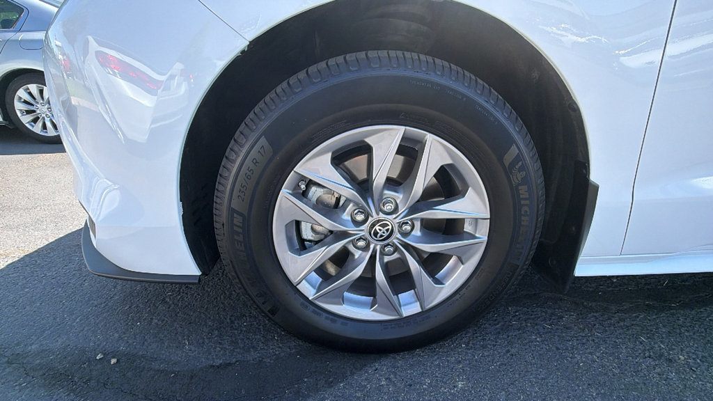 Used 2025 Toyota Sienna LE FWD image 10
