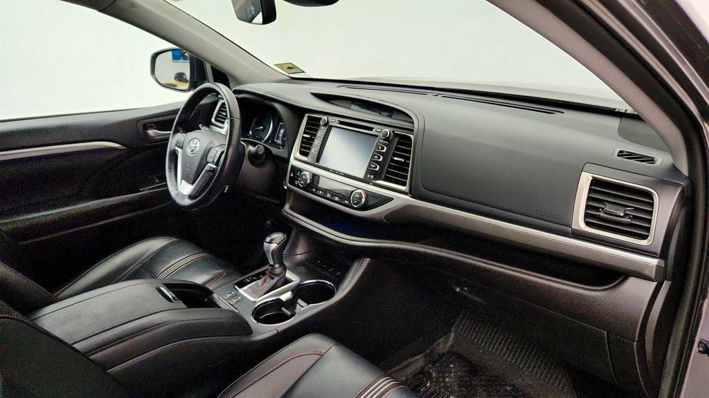 Used 2019 Toyota Highlander SE AWD/4WD image 24