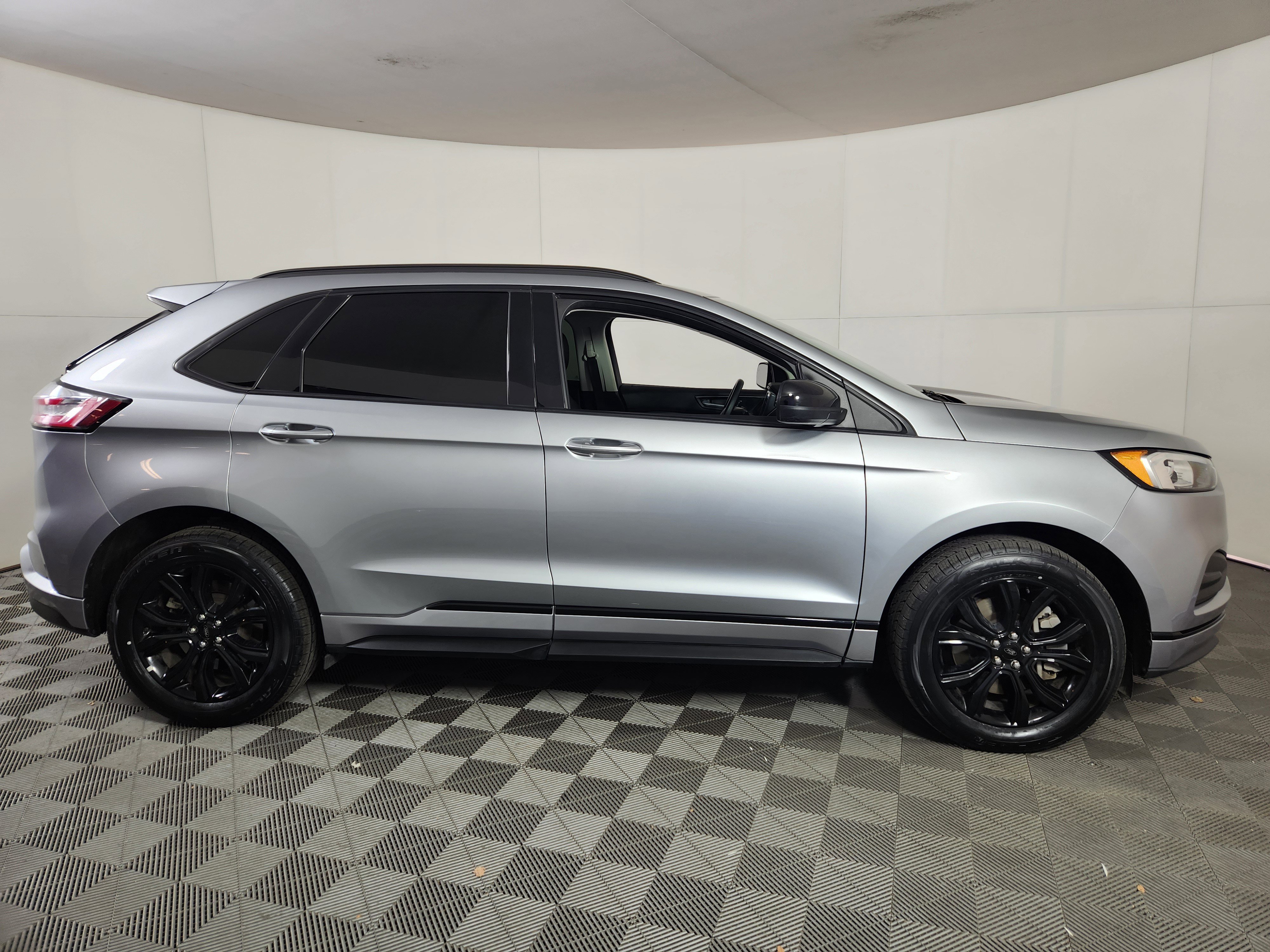Used 2022 Ford Edge SE w/ Black Appearance Package image 8