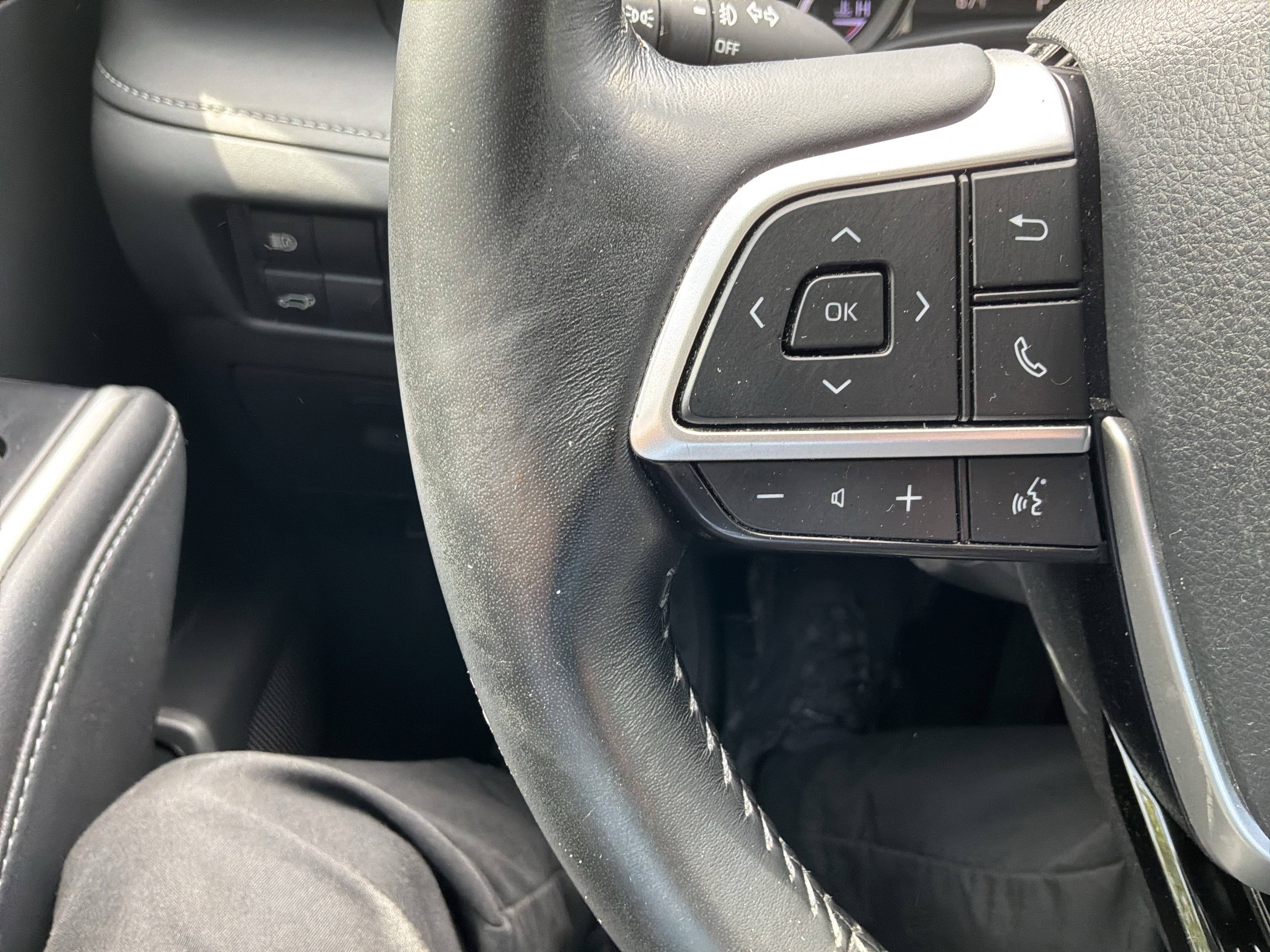 Used 2022 Toyota Highlander XSE FWD image 19