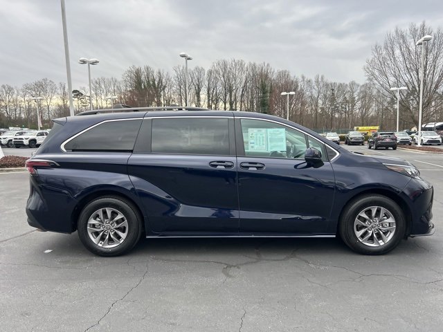 Used 2024 Toyota Sienna LE image 4