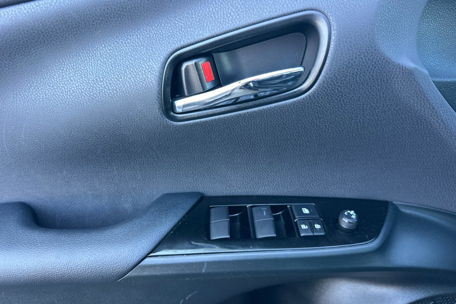 Used 2022 Toyota Prius L Eco image 8