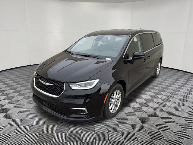 Used 2024 Chrysler Pacifica Touring-L FWD image 13