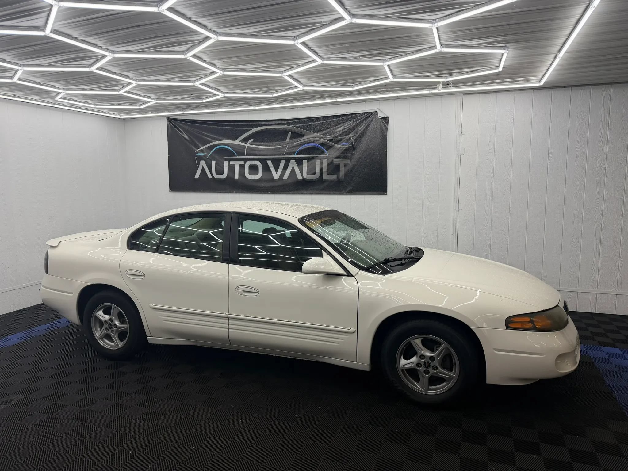 Used 2002 Pontiac Bonneville SE FWD image 2