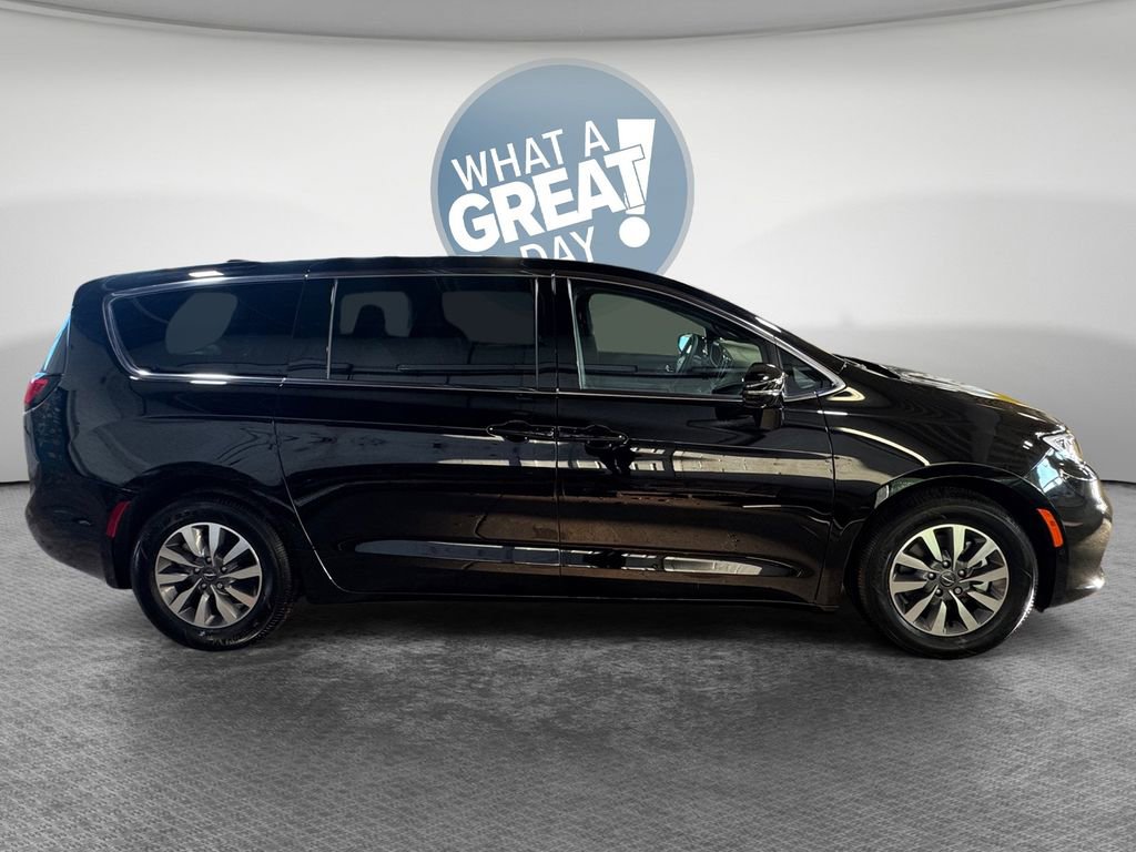 Used 2025 Chrysler Pacifica Select w/ Uconnect Theater Family Group image 2