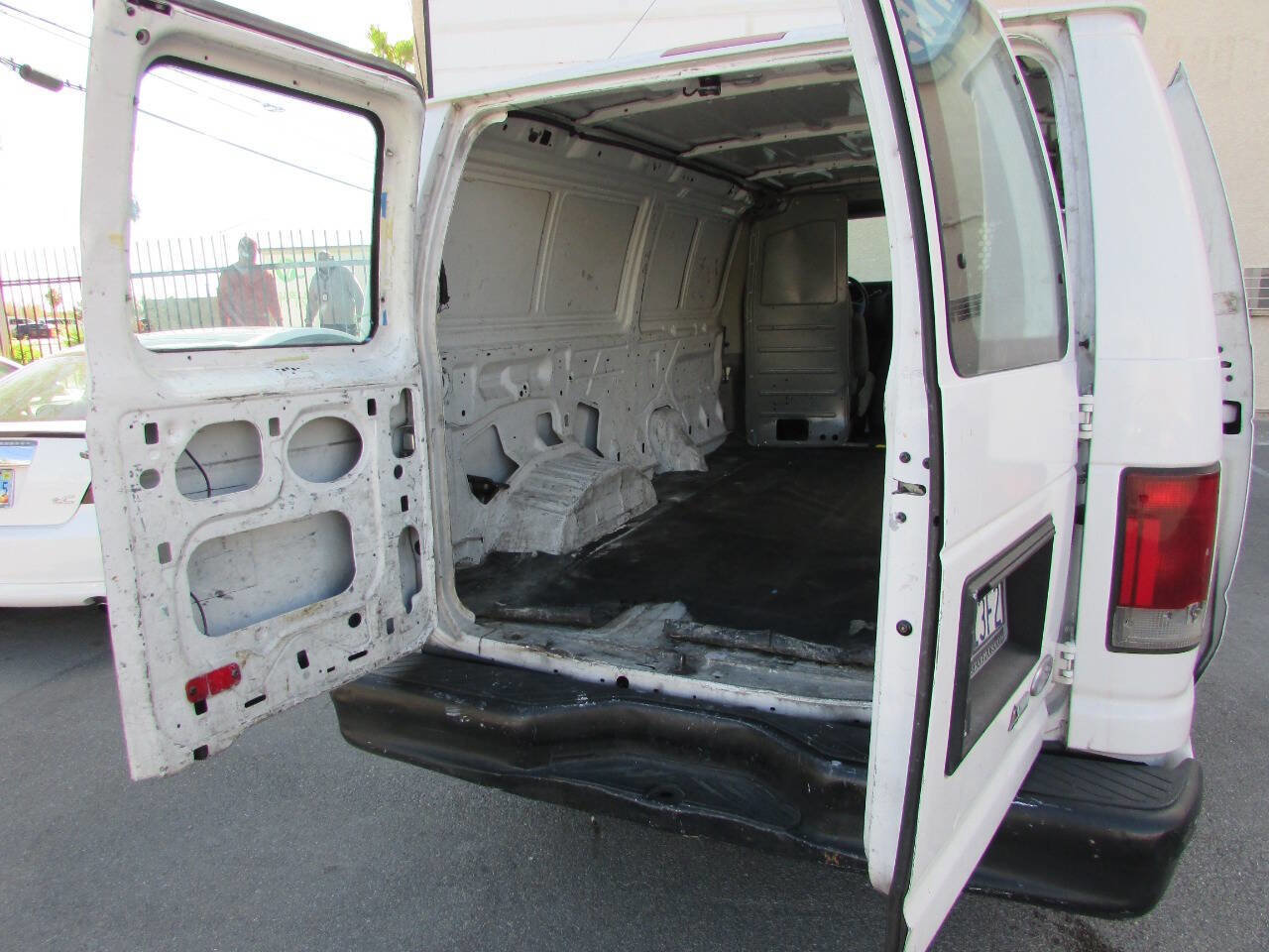 Used 2011 Ford E-150 and Econoline 150 w/ Commercial Cargo Van Pkg RWD image 21