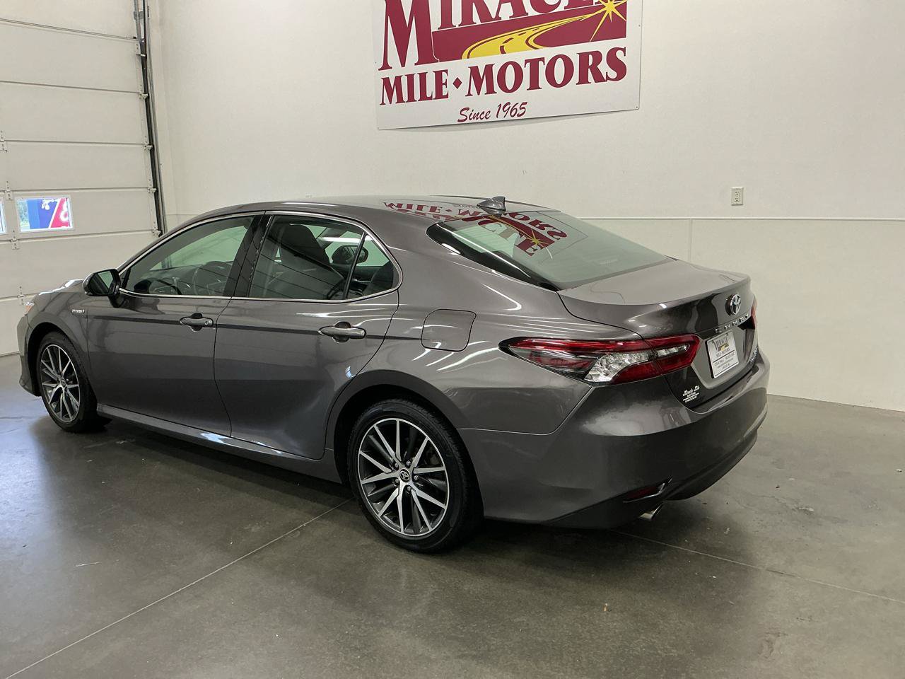 Used 2021 Toyota Camry XLE FWD image 4
