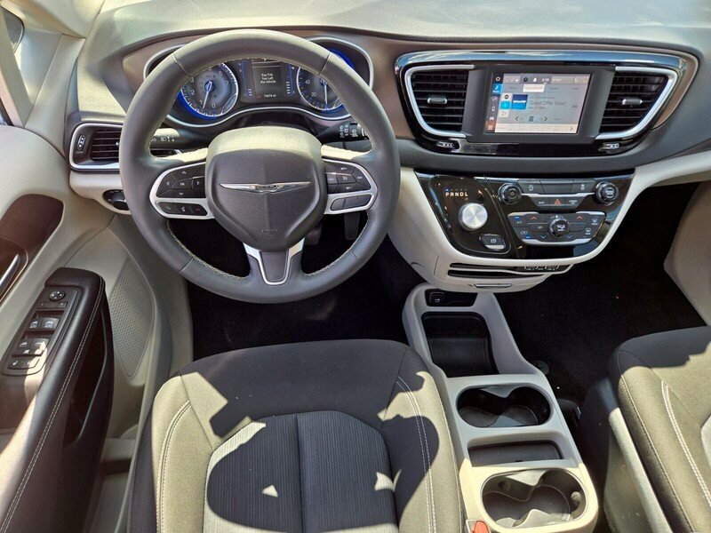 Used 2022 Chrysler Voyager LX FWD image 13