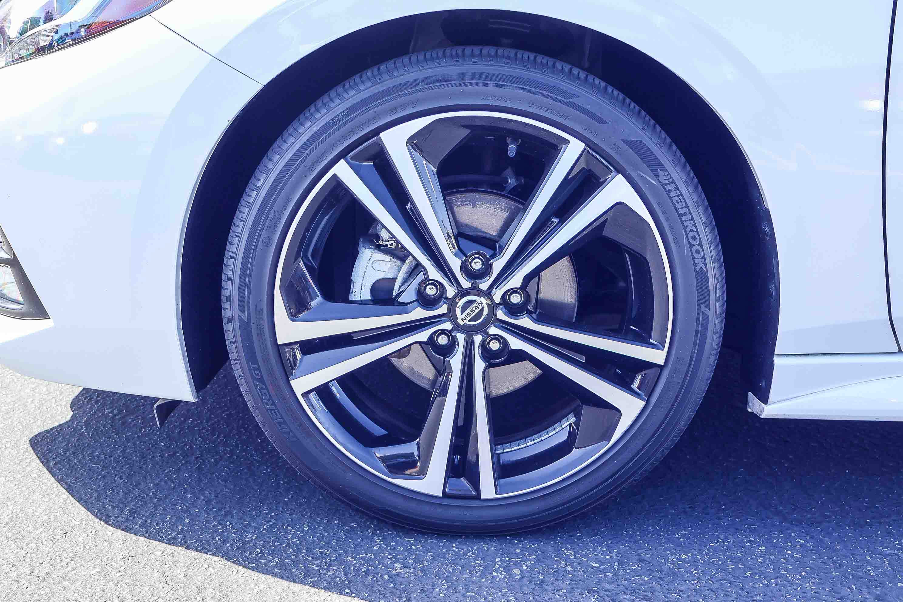 Used 2021 Nissan Sentra SR w/ SR Premium Package FWD image 17