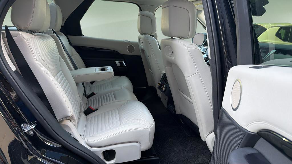Used 2025 Land Rover Discovery S image 22