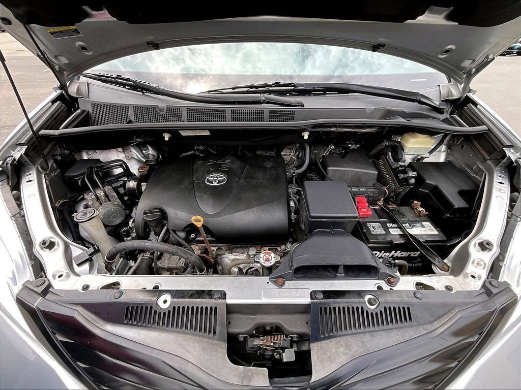 Used 2017 Toyota Sienna L FWD image 28