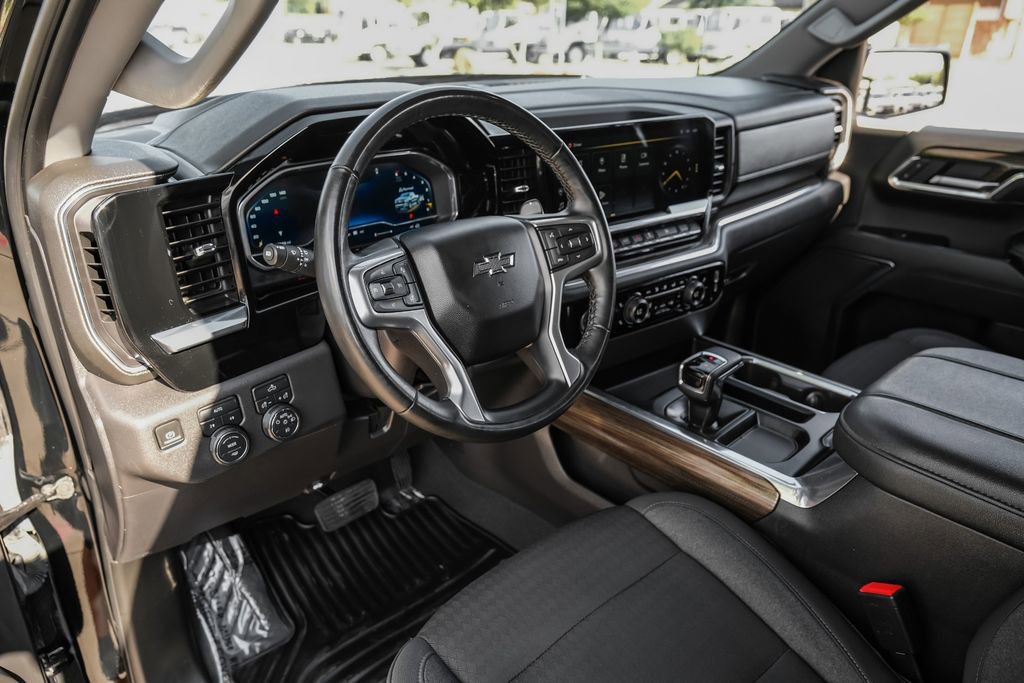 Used 2024 Chevrolet Silverado 1500 RST image 2