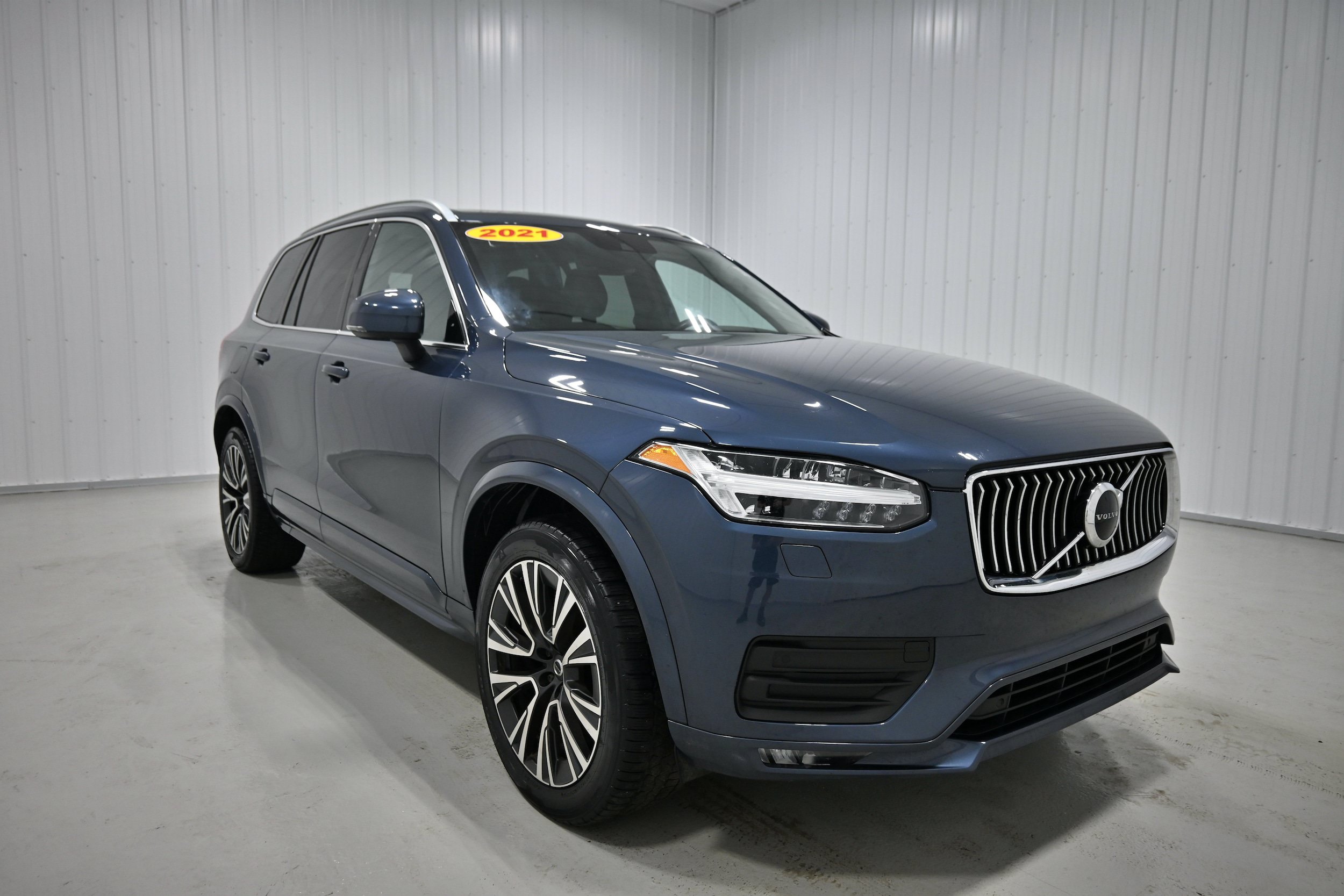 Used 2021 Volvo XC90 T5 Momentum w/ Climate Package AWD/4WD image 3