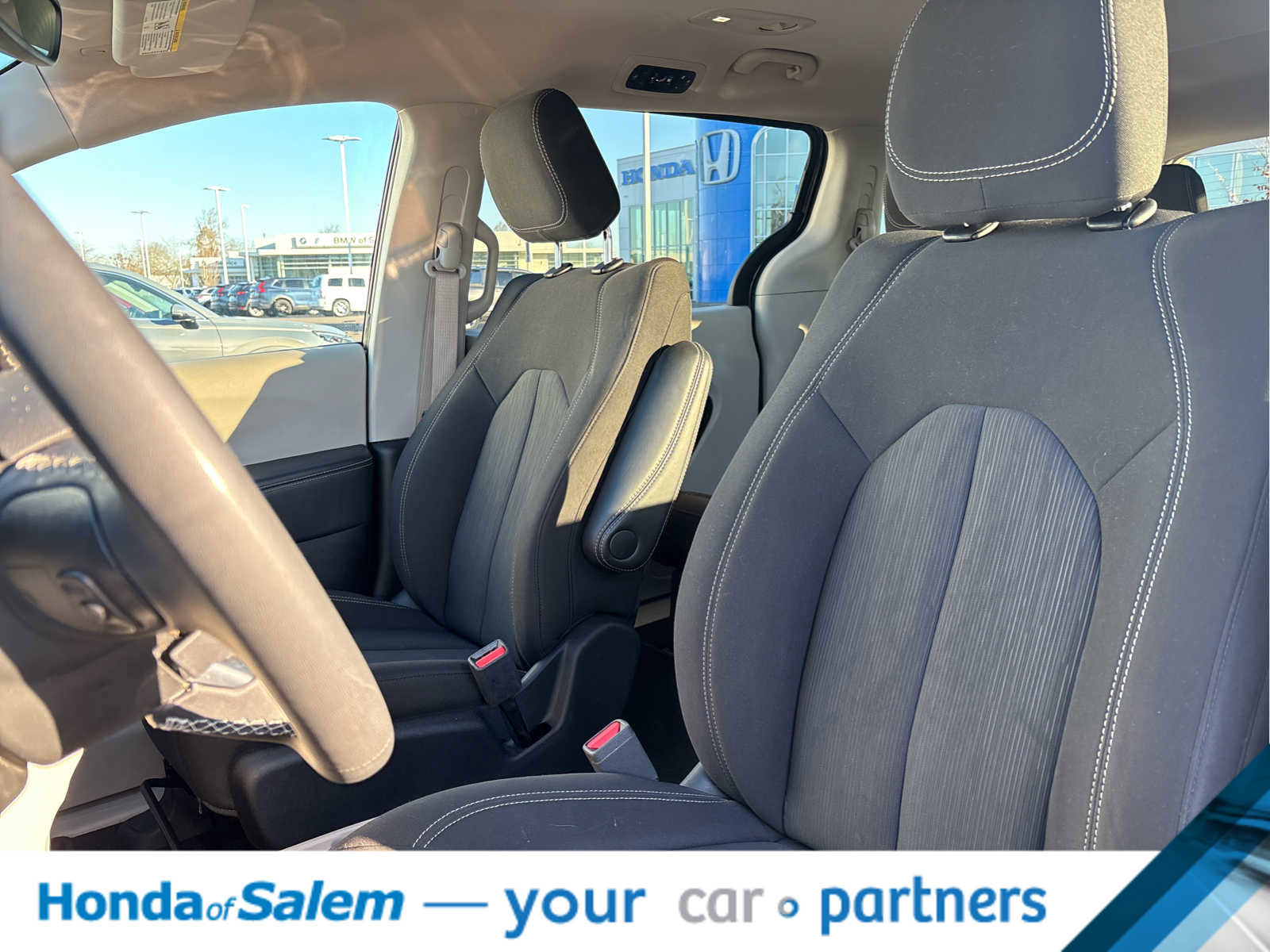 Used 2023 Chrysler Voyager LX image 14