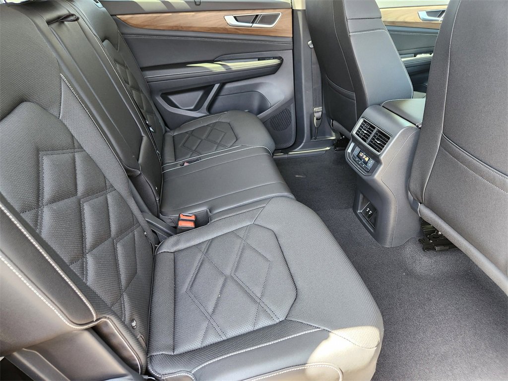 New 2025 Volkswagen Atlas Peak Edition SE image 19