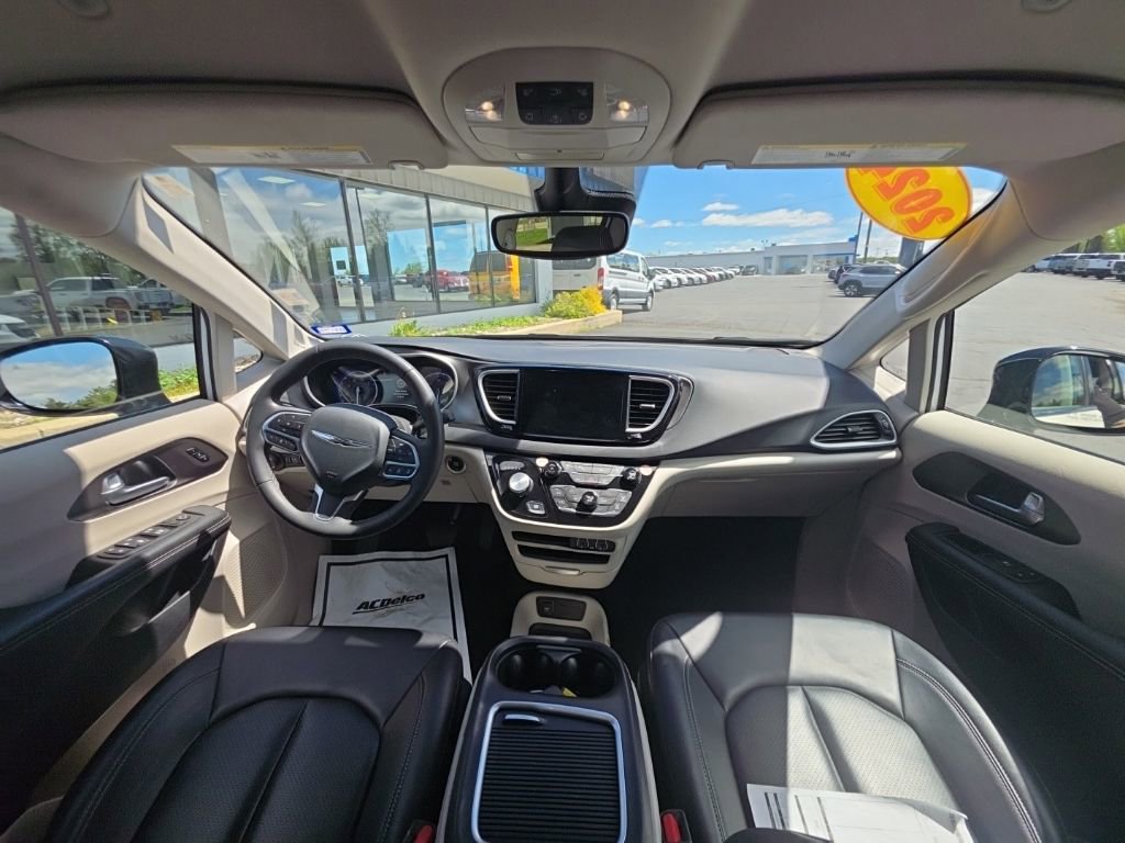 Used 2024 Chrysler Pacifica Touring-L FWD image 19