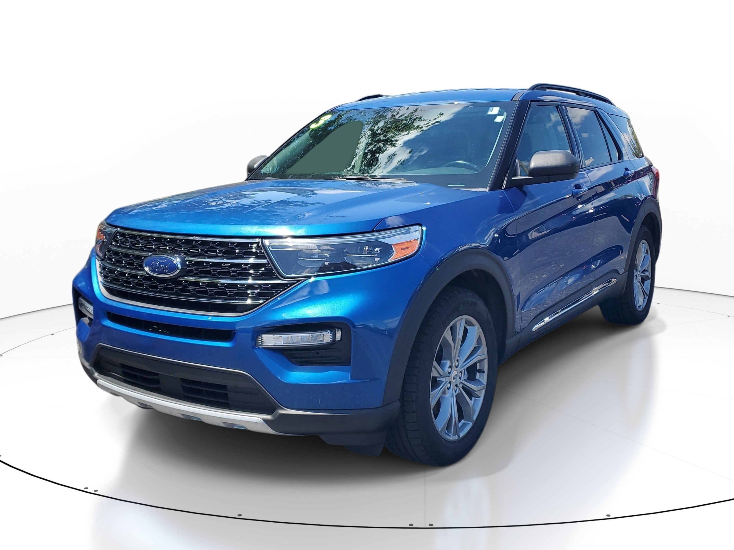 Used 2023 Ford Explorer XLT w/ Equipment Group 202A RWD image 3