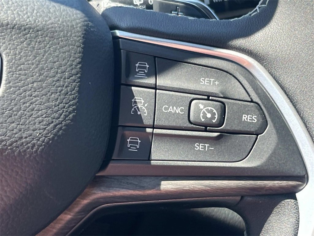 New 2025 Jeep Grand Cherokee Limited w/ Black Appearance Package image 27