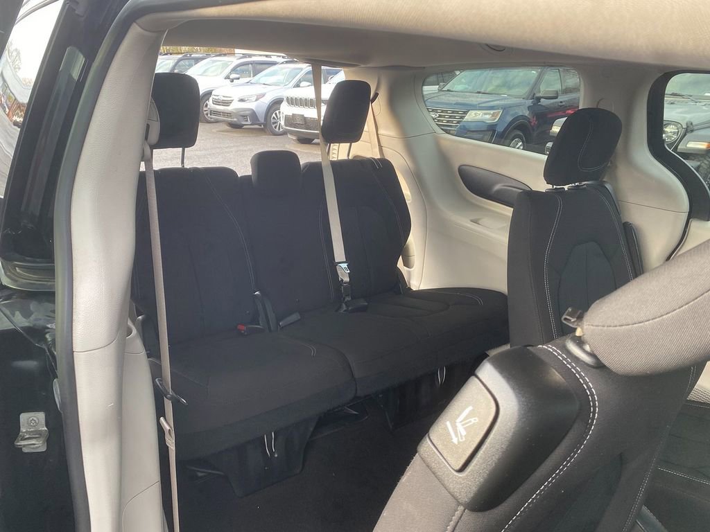 Used 2021 Chrysler Voyager LX image 27