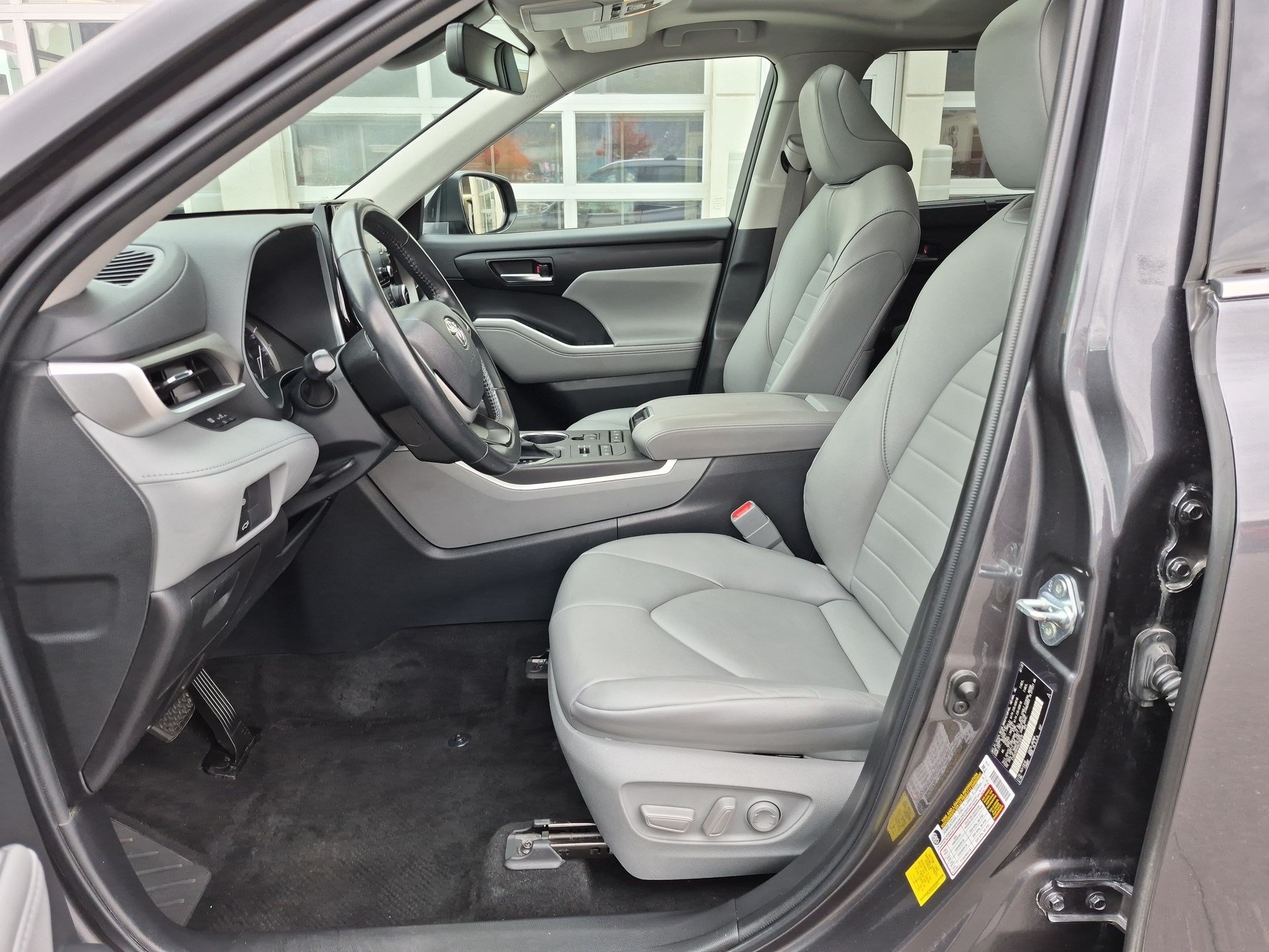 Used 2022 Toyota Highlander XLE AWD/4WD image 17