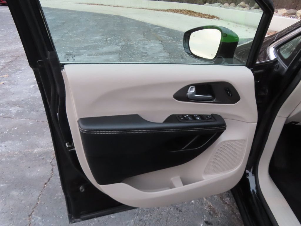 Certified 2024 Chrysler Pacifica Touring-L FWD image 18