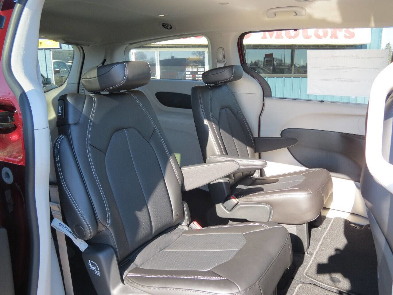 Used 2023 Chrysler Pacifica Touring-L image 11