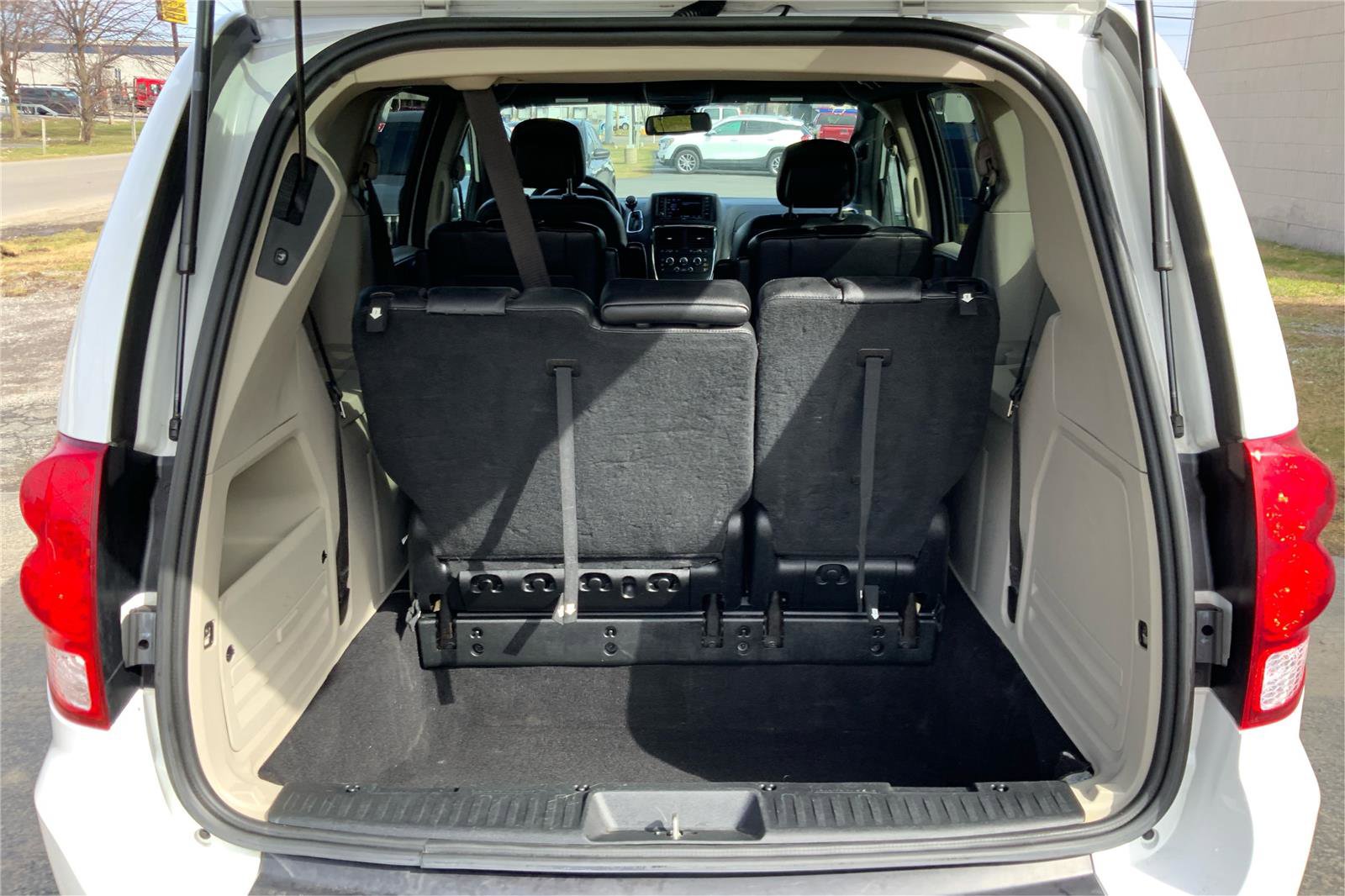 Used 2019 Dodge Grand Caravan SXT image 12