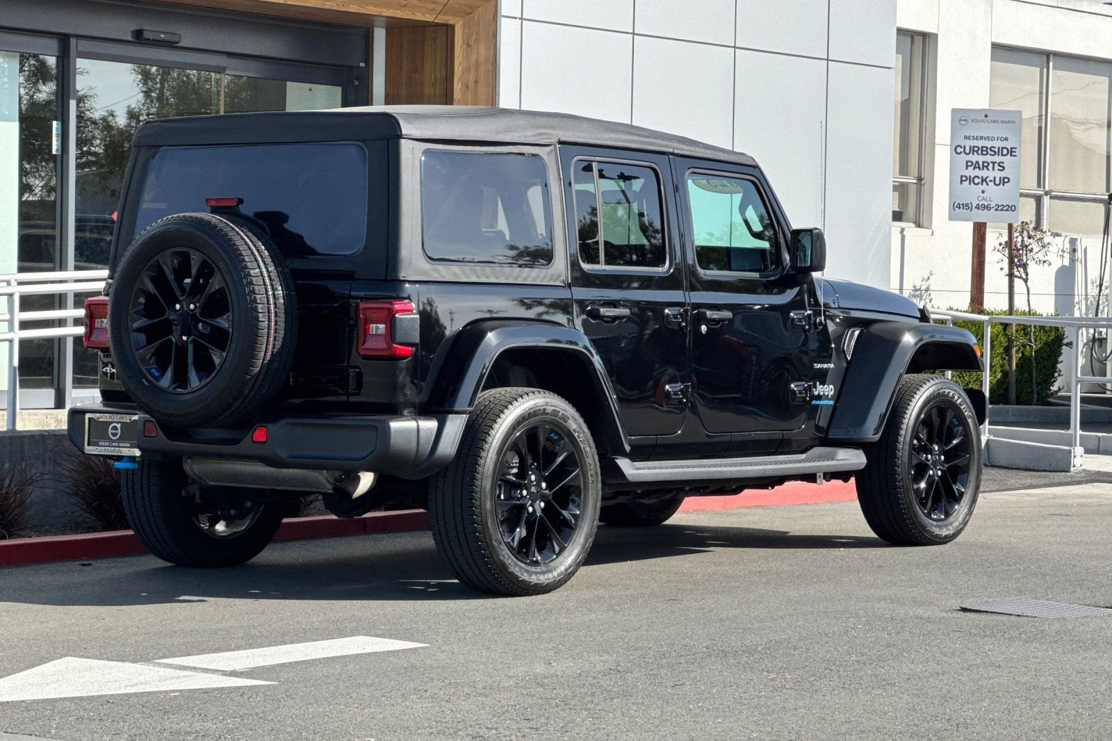 Used 2023 Jeep Wrangler Unlimited Sahara w/ Cold Weather Group AWD/4WD image 2